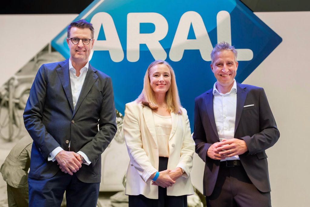 Klares Bekenntnis des Aral Führungsteams zum deutschen Tankstellenmarkt (v.l.): Patrick Wendeler, Emma Delaney und Achim Bothe. © Aral